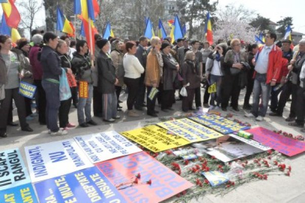 Premieră, la Constanţa: primarul Vrabie şi locuitorii din Peştera au protestat cu flori, în faţa Consiliului Judeţean